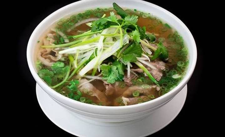 20. Well Done Flank Rice Noodle Soup (Large) (熟牛腩粉) (大)